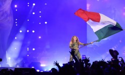 NOCHE HISTORICA DE SHAKIRA EN EL ZOCALO DE LA CIUDAD DE MEXICO. ROMPE RECORD DE ASISTENCIA AL CANTAR ANTE MAS DE 400 MIL FANS