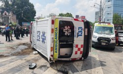 PROTECCION CIVIL DE CUAUHTEMOC ATIENDE VOLCADURA DE AMBULANCIA EN LA ROMA 